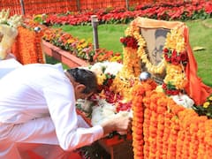 Balasaheb Thackeray Death Anniversary: उद्धव और उनके परिवार ने बाल ठाकरे की पुण्यतिथि पर दी श्रद्धांजलि, देखें खास तस्वीरें