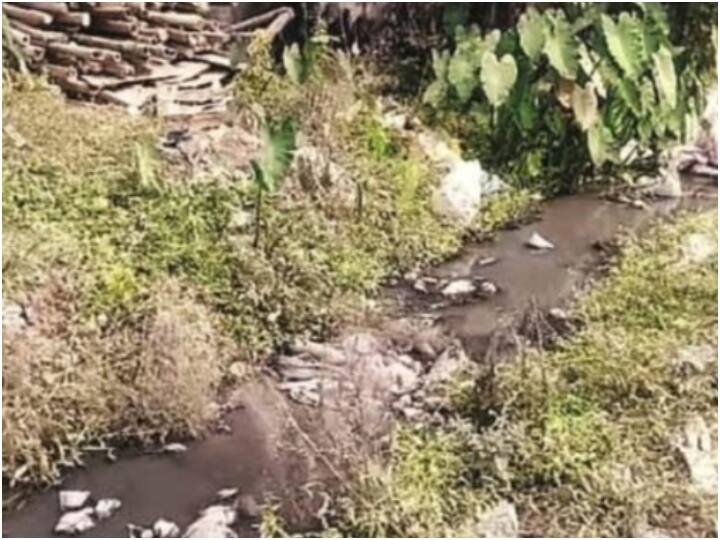 Chhattisgarh korba local residents are facing sewage water flowing on main road ann Korba: आवासीय कॉलोनी का गंदा पानी मुख्य मार्ग पर फैला, छठ घाटों पर जाने वालों के लिए बनेगा मुसीबत