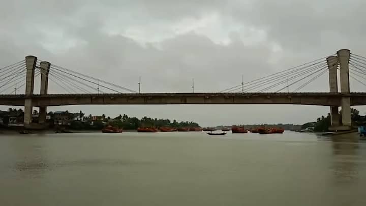 কলকাতা, হাওড়া, হুগলি, পূর্ব ও পশ্চিম মেদিনীপুর, পূর্ব বর্ধমান, নদিয়া ও মুর্শিদাবাদে কোথাও হালকা, কোথাও মাঝারি বৃষ্টির সম্ভাবনা। বেলা বাড়ার সঙ্গে সঙ্গে উপকূল এলাকায় বাড়বে হাওয়ার দাপট।