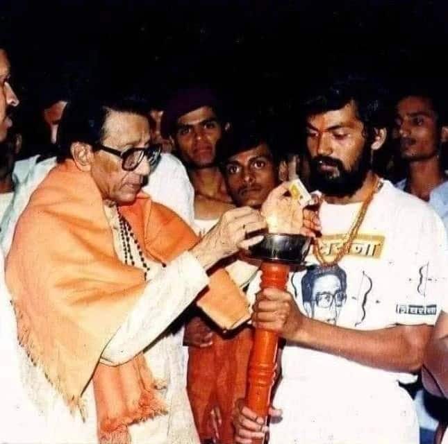 1955 साली बाळासाहेबांनी त्यांच्या कारकिर्दीची सुरवात एक व्यंगचित्रकार म्हणून केली. इंग्रजी वृत्तपत्र द फ्री प्रेस जर्नलमध्ये ते कार्टून रंगवायचे.