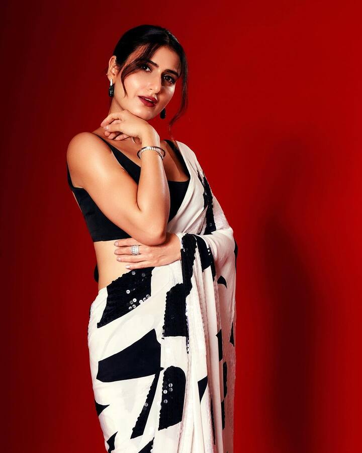 દંગલ ગર્લ ફાતિમા નવા સાડી લૂકમાં ખૂબ જ હોટ લાગી રહી છે.