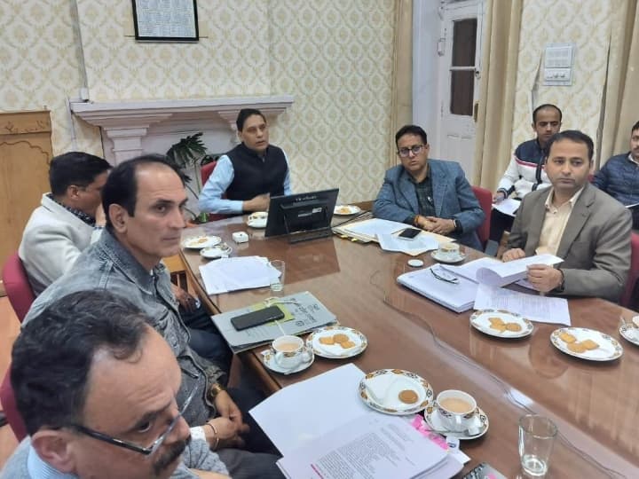 Himachal Pradesh CS Prabodh Saxena meeting to deal with snowfall  ban on entry of trackers in sensitive areas ANN Himachal Snowfall: हिमाचल में बर्फबारी से निपटने के लिए अहम बैठक, संवेदनशील इलाकों में ट्रैकर्स के जाने पर पाबंदी