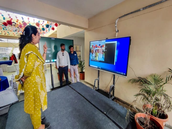 Madhya Pradesh Election AI Cameras For Selfies Online Token System At Indore Polling Station வரிசையில் நின்னு கஷ்டப்பட வேண்டாம்.. மத்திய பிரதேச ஸ்மார்ட் வாக்குச்சாவடியில் அசரவைக்கும் AI