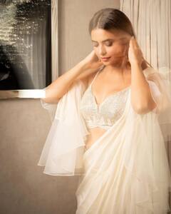 Aamna Sharif Treats Fans With Pictures In A White Ruffle Saree; Check Out