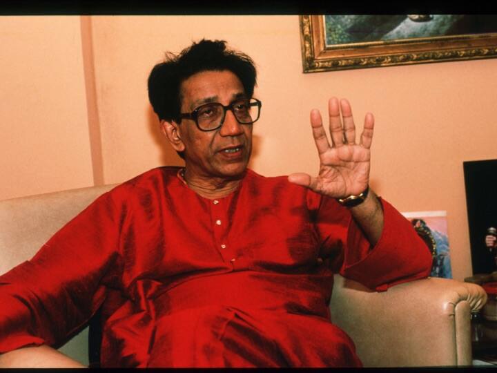 देश के चर्चित नेताओं में शुमार रहे बाला साहब ठाकरे की आज (17 नवंबर) पुण्यतिथि है. उनका जन्म 23 जनवरी 1926 को उनका जन्म महाराष्ट्र के पुणे में हुआ था जबकि 17 नवंबर 2012 को उन्होंने मुंबई में आखिरी सांस ली.