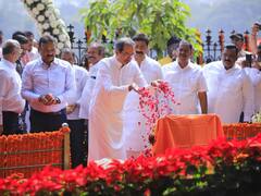 Balasaheb Thackeray Death Anniversary: उद्धव और उनके परिवार ने बाल ठाकरे की पुण्यतिथि पर दी श्रद्धांजलि, देखें खास तस्वीरें