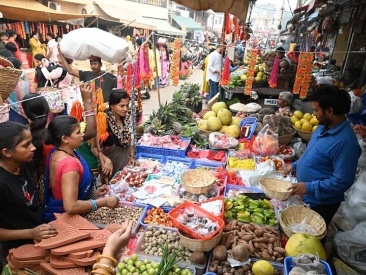 People at Sadar Bazaar purchase puja items, fruits, kapoor, lamp, holy water, roli, date and other materials ahead of the upcoming Chhath Puja, in Delhi. (Source: Getty)
