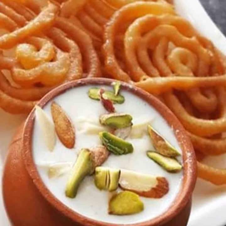 ਪੌਸ਼ਟਿਕ ਮਾਹਿਰ ਸਲਾਹ ਦਿੰਦੇ ਹਨ ਕਿ ਸਵੇਰੇ ਨਾਸ਼ਤੇ ਵਜੋਂ ਦੁੱਧ ਅਤੇ ਜਲੇਬੀ ਖਾਣ ਨਾਲ ਸਰੀਰ ਨੂੰ ਲਾਭ ਹੁੰਦਾ ਹੈ। ਇਸ ਨਾਲ ਤੁਹਾਨੂੰ ਪੂਰੇ ਦਿਨ ਲਈ ਊਰਜਾ ਮਿਲੇਗੀ ਅਤੇ ਤੁਸੀਂ ਬਿਨਾਂ ਥਕਾਵਟ ਦੇ ਆਰਾਮ ਨਾਲ ਕੰਮ ਕਰ ਸਕੋਗੇ।