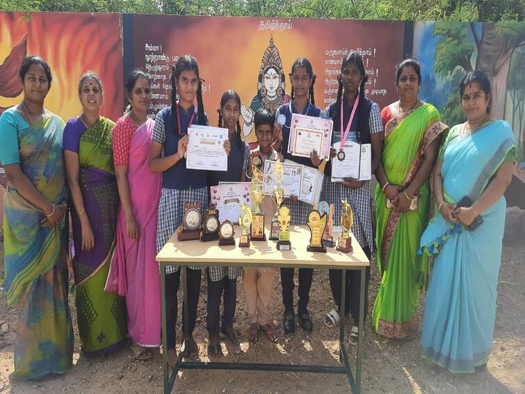 Thanjavur Vallam Government Girls Higher Secondary School students achieved amazing success in their individual skills and collected awards TNN தனித்திறமைகளில் அசத்தல் வெற்றி...விருதுகள் குவிப்பு... வல்லம் அரசு பெண்கள் மேல்நிலைப்பள்ளி மாணவிகள் சாதனை