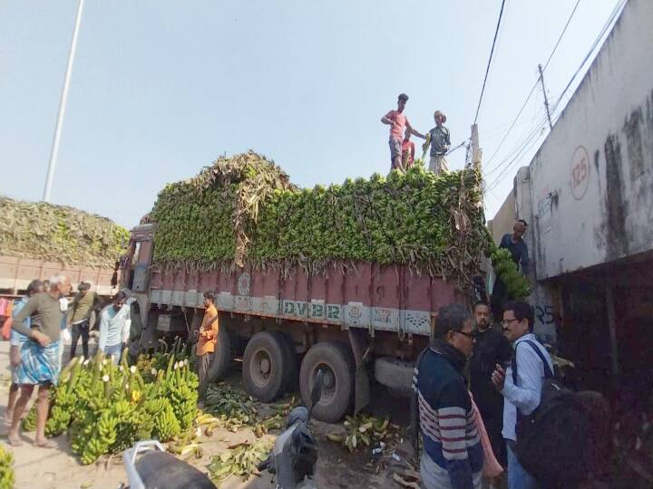 फल विक्रेता ने बताया कि हाजीपुर का केला बहुत कम मात्रा में आया है. ज्यादातर केला आंध्र प्रदेश, कर्नाटक और पश्चिम बंगाल से आया है. इस वजह से केला के दामों में वृद्धि हुई है.