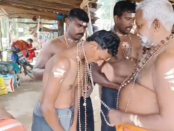 Ayyappa devotees garlanded with saran koshams take holy bath in Suruli waterfall TNN கார்த்திகை விரதம்; சுருளி அருவியில் புனித நீராடி சரண கோசங்களுடன்  மாலை அணிந்த ஐயப்ப பக்தர்கள்