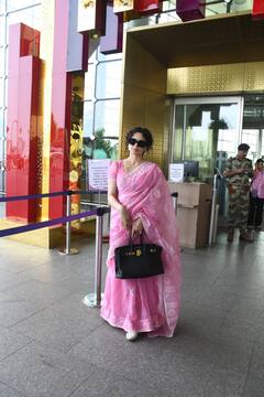 Kangana Ranaut Airport Pics: एयरपोर्ट पर पिंक साड़ी में दिखा कंगना का क्लासी लुक, पैपराजी को फ्लाइंग किस करते हुए दिए किलर पोज