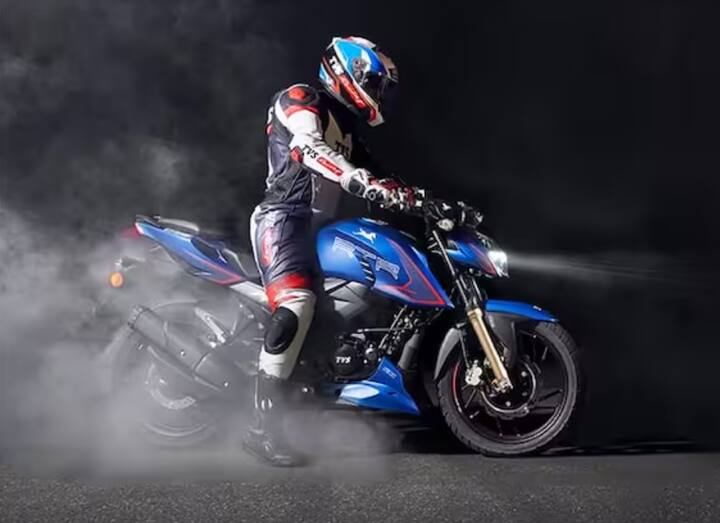 ਇਸ ਸੂਚੀ 'ਚ ਪਹਿਲਾ ਨਾਂ ਸਪੋਰਟਸ ਬਾਈਕ TVS Apache ਦਾ ਹੈ, ਜੋ ਨੌਜਵਾਨਾਂ 'ਚ ਕਾਫੀ ਮਸ਼ਹੂਰ ਹੈ। TVS Apache RTR 200 V4 ਦੀ ਕੀਮਤ 1,42,929 ਰੁਪਏ ਐਕਸ-ਸ਼ੋਰੂਮ ਹੈ। ਇਹ 197.75cc ਬਾਈਕ 42 ਕਿਲੋਮੀਟਰ ਪ੍ਰਤੀ ਲੀਟਰ ਤੱਕ ਦੀ ਮਾਈਲੇਜ ਦੇਣ ਦੇ ਸਮਰੱਥ ਹੈ। ਬਾਜ਼ਾਰ 'ਚ ਕਈ ਵੇਰੀਐਂਟ ਉਪਲਬਧ ਹਨ।