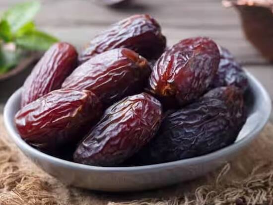 ਖਜੂਰ ਦਾ ਸੁਆਦ ਹਰ ਕਿਸੇ ਨੂੰ ਪਸੰਦ ਤਾਂ ਨਹੀਂ ਆਉਂਦਾ ਪਰ ਇਸ ਨੂੰ ਖਾਣ ਦੇ ਕਈ ਫਾਇਦੇ ਹਨ। ਖਾਸ ਕਰਕੇ ਸਰਦੀਆਂ ਵਿੱਚ ਖਜੂਰ ਖਾਣ ਨਾਲ ਨਾ ਸਿਰਫ ਇਮਿਊਨਿਟੀ ਮਜ਼ਬੂਤ ਹੁੰਦੀ ਹੈ ਸਗੋਂ ਹੀਮੋਗਲੋਬਿਨ ਵੀ ਵਧਦਾ ਹੈ। ਇਸ ਨੂੰ ਸਰਦੀਆਂ ਵਿੱਚ ਖਾਣੇ ਲਈ ਕਿਹਾ ਜਾਂਦਾ ਹੈ ਕਿਉਂਕਿ ਇਸ ਵਿੱਚ ਆਇਰਨ ਹੁੰਦਾ ਹੈ ਅਤੇ ਇਹ ਸਰੀਰ ਵਿੱਚ ਗਰਮੀ ਪੈਦਾ ਕਰਦਾ ਹੈ। ਇਹ ਪੋਸ਼ਣ ਨਾਲ ਭਰਪੂਰ ਹੁੰਦਾ ਹੈ। ਇਹ ਕੈਲਸ਼ੀਅਮ ਅਤੇ ਮੈਗਨੀਸ਼ੀਅਮ ਵਰਗੇ ਸੂਖਮ ਤੱਤਾਂ ਨਾਲ ਭਰਪੂਰ ਹੁੰਦਾ ਹੈ ਜੋ ਹੱਡੀਆਂ ਅਤੇ ਦਿਲ ਦੀ ਸਿਹਤ ਲਈ ਬਹੁਤ ਵਧੀਆ ਹੁੰਦੇ ਹਨ। ਸਰਦੀਆਂ ਦੇ ਮੌਸਮ 'ਚ ਜੇਕਰ ਤੁਸੀਂ ਖਾਲੀ ਪੇਟ ਛੁਹਾਰੇ ਭਿਓਂ ਕੇ ਖਾਂਦੇ ਹੋ ਤਾਂ ਇਹ ਤੁਹਾਡੀ ਸਿਹਤ ਲਈ ਬਹੁਤ ਫਾਇਦੇਮੰਦ ਹੈ।