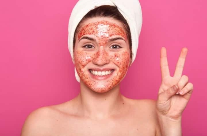 आपको चाहिए कि आप नैचुरल चीजों से बना फेस पैक (face pack )लगाए ताकि आपकी स्किन भी निखर जाए और उसे कोई नुकसान भी ना हो. ऐसे में आप चुकंदर के छिलकों से बना फेस पैक यूज कर सकती है.