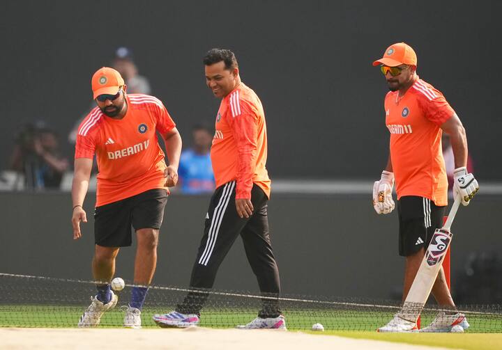 विश्व कप 2023 का फाइनल मैच खेलने के लिए भारत और ऑस्ट्रेलिया की टीमें अहमदाबाद पहुंच चुकी है. इस बीच शक्रवार (17 नवंबर) को भारतीय टीम ने नरेंद्र मोदी स्टेडियम में प्रैक्टिस किया. इस दौरान टीम इंडिया के कप्तान रोहित शर्मा ने पिच का भी जायजा लिया.