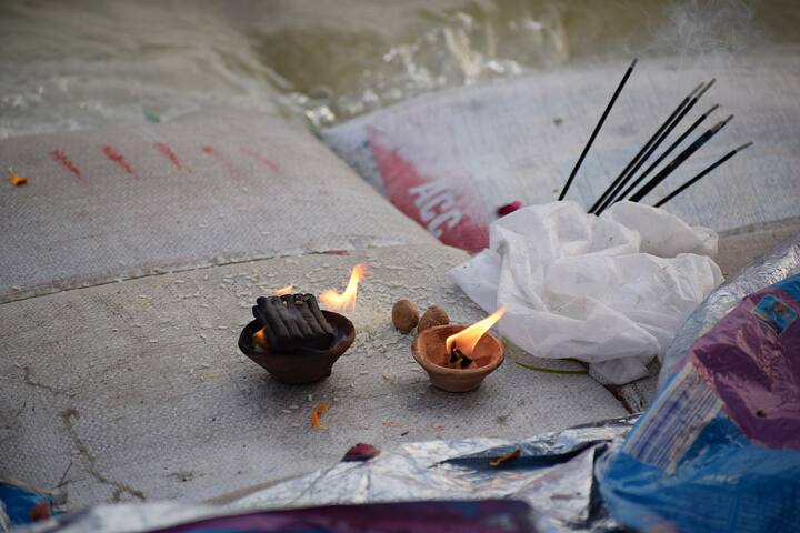 நல்ல நறுமணத்தை கொடுக்கும் இந்த பொருட்கள் எதிர்மறையான ஆற்றல்களை அழிக்கும் என்பது நம்பிக்கை. இவை நல்ல எண்ணங்களையும் பண வரவையும் அதிகரிக்கும் என சொல்லப்படுகிறது.