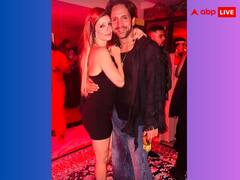 बॉयफ्रेंड के साथ रोमांटिक हुईं Hrithik Roshan की एक्स वाइफ Sussanne Khan, हाथ थामे कैमरे के सामने हुईं कोजी