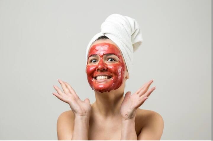 वेडिंग सीजन दस्तक देने वाला है. जाहिर है भाई बहन या फिर दोस्त की शादी की तैयारी के बीच आपने भी अपने ड्रेसेस और लुक फाइनल कर लिया होगा. लेकिन दौड़ भाग में तुलसी आपकी बेजान त्वचा का क्या. ऐसे में आज हम आपको बताने जा रहे हैं ग्लोइंग स्किन पाने का एक होममेड और जादुई तरीका.