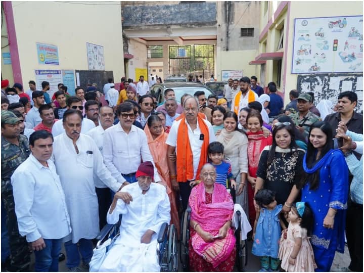 chhattisgarh elections 2023 brij mohan aggarwal cast vote with his family in raipur ann Chhattisgarh Elections 2023: बीजेपी प्रत्याशी बृजमोहन अग्रवाल ने डाला वोट, परिवार की तीन पीढ़ियों ने साथ किया मतदान