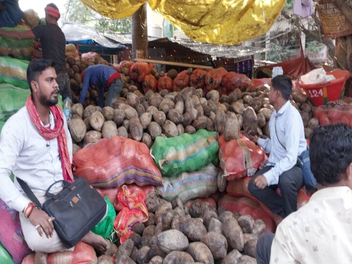 छठ महापर्व को लेकर अब तक 85-95 ट्रक नारियल पटना पहुंच चुका है. जबकि एक-दो दिनों में इतना ही नारियल और आने की उम्मीद है.
