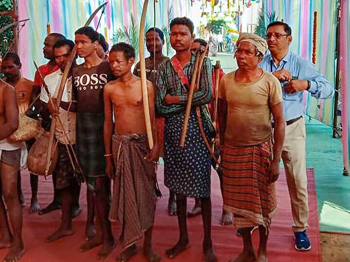 Voters from Kamar PVTG (particularly vulnerable tribal group) arrive at a polling station in Sihawa-56 AC in Chhattisgarh to vote. (Source: Twitter/@ECISVEEP)