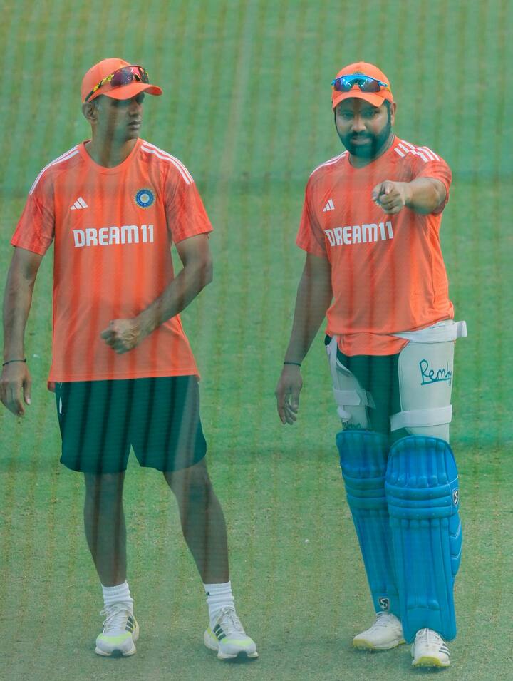 अहमदाबाद के नरेंद्र मोदी स्टेडियम में कोच राहुल द्रविड़, कप्तान रोहित के अलावा टीम के कई स्टाफ मौजूद थे. यहां खिलाड़ियों ने नेट पर खूब पसीन बहाया. लीग मैच में टीम इंडिया ने इस ग्राउंड में पाकिस्तान के साथ मैच खेला था.