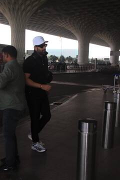 Animal के प्रमोशन के बीच एयरपोर्ट पर स्पॉट हुए Ranbir Kapoor, ऑल ब्लैक लुक को एक्टर ने दिया स्टाइलिश ट्विस्ट, तस्वीरें हो रहीं वायरल