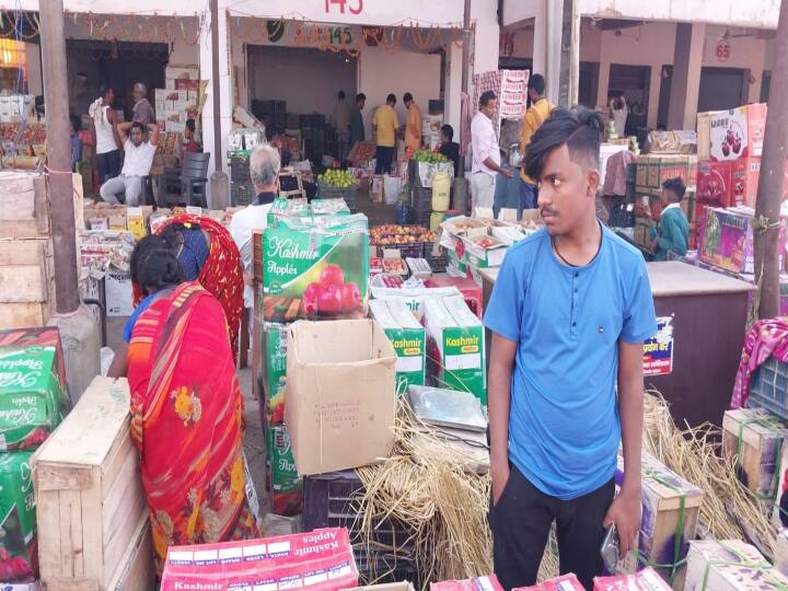 पटना का प्रमुख थोक मंडी बाजार समिति में फलों के भाव में पिछले साल के अपेक्षा 20 से 40% दामों में वृद्धि हुई है.