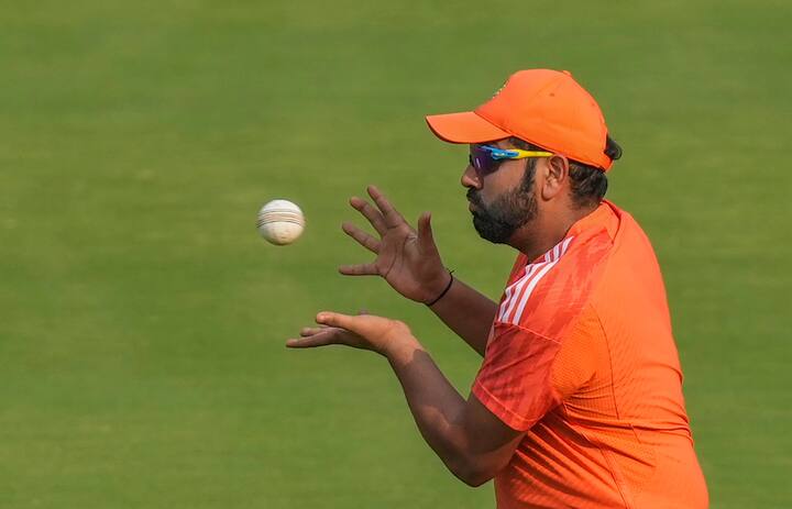 प्रक्टिस के दौरान कप्तान रोहित शर्मा फिल्डिंग पर ज्यादा फोकस करते नजर आए. हालांकि उन्होंने काफी देर तक बैटिंग प्रक्टिस भी की. सेमीफाइनल मैच में भारतीय खिलाड़ियों ने कई कैच छोड़ थे. इस वजह से टीम इंडिया फाइनल में इस तरह की कोई गलती करना नहीं चाहती है.