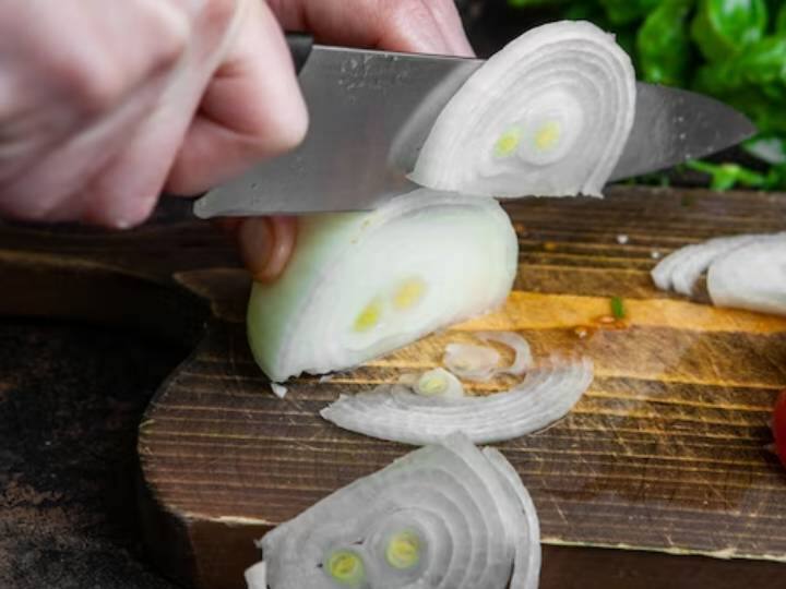 Here Why You Should Never Store Chopped Onions In The Fridge कभी भी कटे हुए या छिलके वाले प्याज को फ्रिज में नहीं रखना चाहिए, जानिए क्यों किया जाता है मना