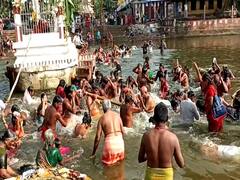 மயிலாடுதுறை காவிரி துலாக்கட்டத்தில் முடவன் முழுக்கு தீர்த்தவாரி - ஏராளமான பக்தர்கள் புனித நீராடல்