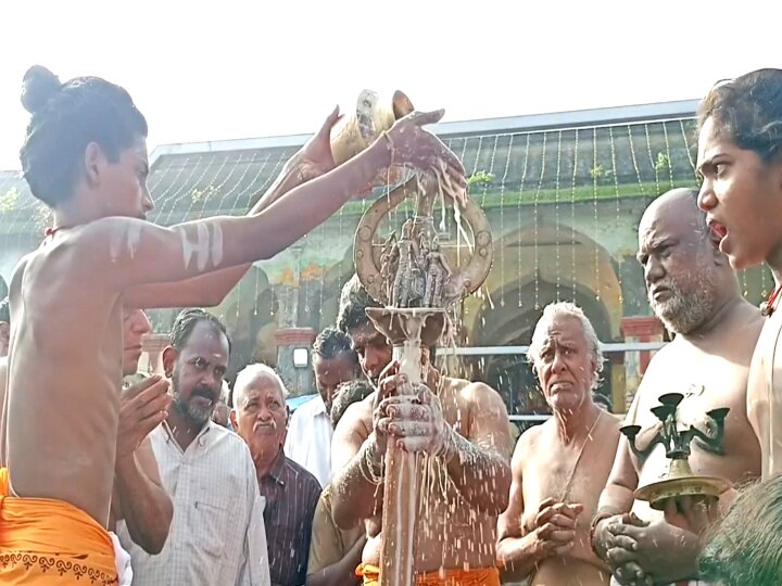 மயிலாடுதுறை காவிரி துலாக்கட்டத்தில் முடவன் முழுக்கு தீர்த்தவாரி - ஏராளமான பக்தர்கள் புனித நீராடல்