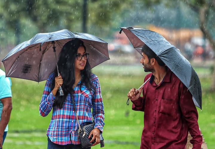 আজ শুক্রবার গাঙ্গেয় পশ্চিমবঙ্গের বেশ কিছু জেলাতে বৃষ্টির সম্ভাবনা। ভারী বৃষ্টির সম্ভাবনা  উত্তর ও দক্ষিণ ২৪ পরগনা জেলায়। মাঝারি বৃষ্টির সম্ভাবনা পূর্ব মেদিনীপুর ও হাওড়া জেলার কিছু অংশে।