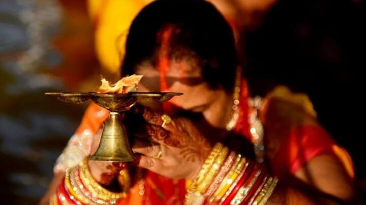 બાળકો માટે છઠ વ્રત રાખવામાં આવે છે. પરંતુ આ દિવસે મહિલાઓ તેમના બાળકો અને પતિના લાંબા આયુષ્ય અને સારા સ્વાસ્થ્યની કામના કરે છે. લાંબુ સિંદૂર પતિ માટે ખૂબ જ શુભ માનવામાં આવે છે.