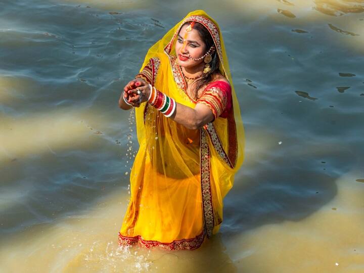 Chhath Puja 2023: આજે દેશમાં છઠ પર્વ મનાવવામાં આવી રહ્યું છે. આ તહેવારમાં સૂર્ય ભગવાન અને ષષ્ઠી માતાની પૂજા કરવામાં આવે છે. ચાલો જાણીએ સૂર્યના મહત્વના મંત્રો જે સફળતા અને લોકપ્રિયતા લાવશે.