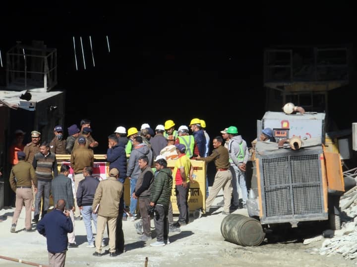 सुरंग में फंसे मजदूरों को निकालने की कोशिश की जा रही है, लेक‍िन बचावकर्ताओं ने शनिवार (18 नवंबर)  को कहा कि बचाव कार्य फ‍िलहाल रोक दिया गया है. दरअसल, सुरंग में से कुछ चटकने की आवाजें आईं. इससे आसपास दहशत का माहौल भी पैदा हो गया. हाईवे और इंफ्रास्ट्रक्चर कंपनी एनएचआईडीसीएल (NHIDCL) ने आशंका जताई क‍ि सुरंग की छत गिर सकती है.