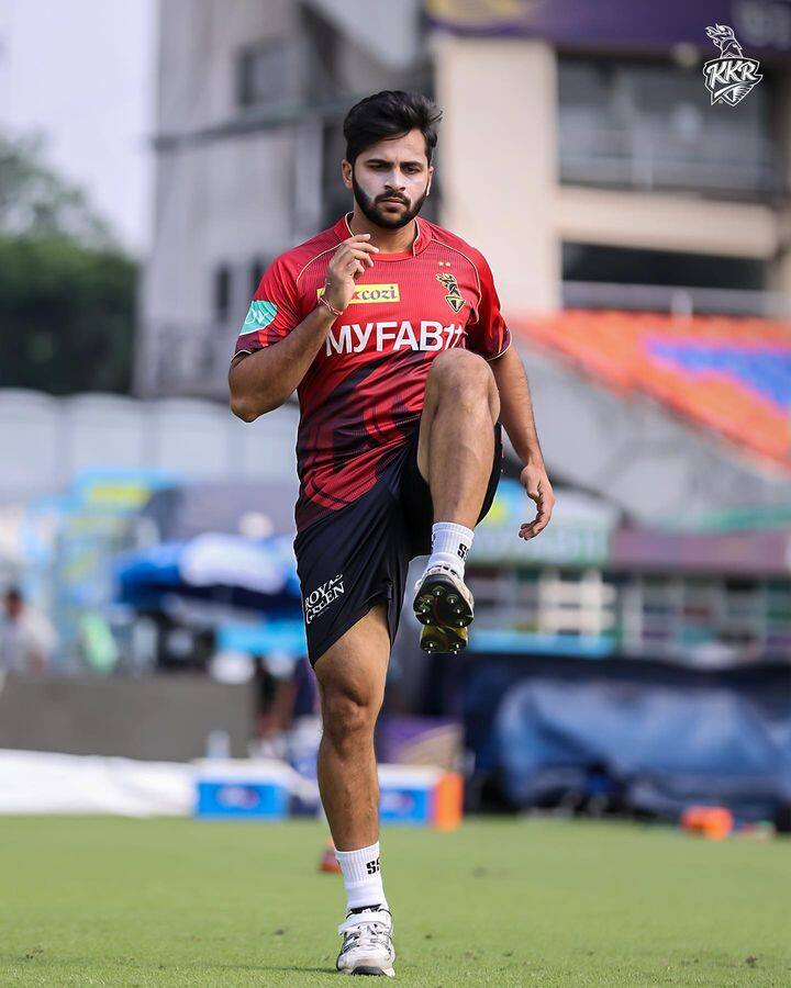 शार्दुल ठाकूरने 2012-13 मध्ये रणजी स्पर्धेच्या माध्यमातून मुंबईतून खेळत खऱ्या अर्थाने क्रिकेट करिअरची सुरुवात केली. 2013-14 च्या रणजी स्पर्धेतही त्याने उल्लेखनीय कामगिरी केली. एका रणजी सामन्यात पाच गडी बाद करण्याचा विक्रम त्याने केला. त्यानंतर त्याला आणखी काही स्पर्धांमध्ये खेळण्याची संधी मिळाली.