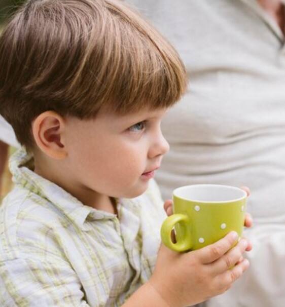 ਬਾਲ ਰੋਗਾਂ ਦੇ ਮਾਹਿਰ ਅਨੁਸਾਰ 14 ਸਾਲ ਤੋਂ ਘੱਟ ਉਮਰ ਦੇ ਬੱਚਿਆਂ ਨੂੰ ਗਲਤੀ ਨਾਲ ਵੀ ਚਾਹ-ਕੌਫੀ ਨਹੀਂ ਪਿਲਾਈ ਜਾਣੀ ਚਾਹੀਦੀ। ਇਹ ਉਨ੍ਹਾਂ ਨੂੰ ਨੁਕਸਾਨ ਪਹੁੰਚਾ ਸਕਦਾ ਹੈ। ਇਸ ਕਾਰਨ ਉਨ੍ਹਾਂ ਦਾ ਵਿਕਾਸ ਰੁਕ ਸਕਦਾ ਹੈ। ਜੇਕਰ ਤੁਹਾਡਾ ਬੱਚਾ ਵੀ ਚਾਹ ਜਾਂ ਕੌਫੀ ਪੀ ਰਿਹਾ ਹੈ, ਤਾਂ ਉਸਨੂੰ ਤੁਰੰਤ ਬੰਦ ਕਰ ਦਿਓ।