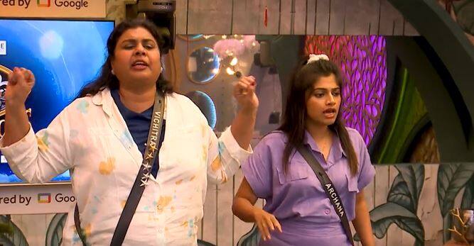 சரியாக விளையாடாத இரு நபர்களை பிக்பாஸ் நாமினேட் செய்ய கேட்ட போது, பலரும் விசித்திரா, அர்ச்சனா பெயரை கூறி நாமினேட் செய்து ஜெயிலுக்கு அனுப்பி வைக்க முயற்சி செய்தனர்.