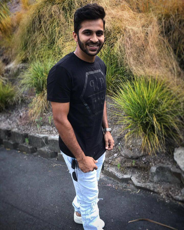 ऑस्ट्रेलियाविरुद्धच्या कसोटीत सातव्या विकेटसाठी शतकी भागीदारी आणि वेस्ट इंडिजविरुद्ध 6 चेंडूत 17 धावा ठोकून, हरलेली मॅच पुन्हा खेचून आणलेला हा तोच माहिम-केळवे गावचा ढाण्या वाघ शार्दूल ठाकूर.