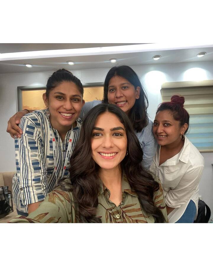 படப்பிடிப்பின் போது எடுக்கப்பட்ட புகைப்படங்களையும் படத்தின் ஸ்டில்ஸ்களையும் ஒன்றாக ஷேர் செய்துள்ளார் மிருணாள்.