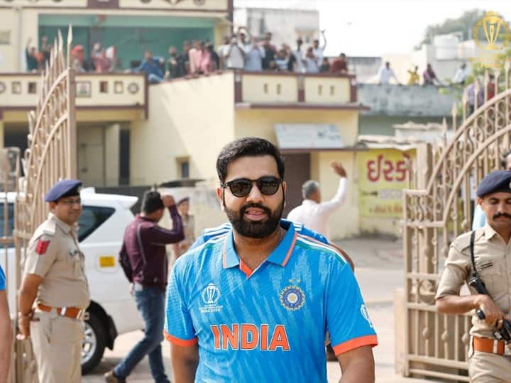 प्रक्टिस सेशन के दौरान टीम इंडिया के कोच राहुल द्रविड़ और कप्तान रोहित शर्मा ने पिच का मुआइना किया था. रोहित शर्मा ने स्लीप में फिल्डिंग करने की खूब प्रक्टिस की थी. वहीं ऑफ स्पिनर रविचंद्रन अश्विन भी बॉलिंग की प्रैक्टिस करते नजर आए थे, जिसे लेकर काफी कयास लगाए जा रहे हैं.