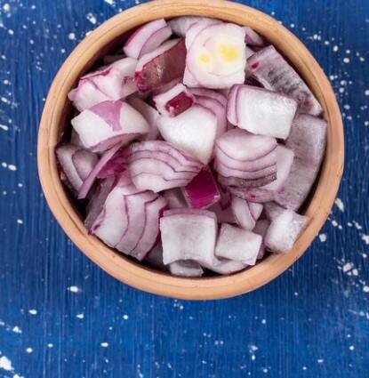 ਇਹ ਤੱਥ ਅਜੇ ਵੀ ਪੋਸ਼ਣ ਭਾਈਚਾਰੇ ਵਿੱਚ ਬਹੁਤ ਜ਼ਿਆਦਾ ਬਹਿਸ ਕਰ ਰਿਹਾ ਹੈ। ਬੈਕਟੀਰੀਆ ਦੇ ਇਕੱਠੇ ਹੋਣ ਤੋਂ ਇਲਾਵਾ, ਇੱਥੇ ਇੱਕ ਸੰਖੇਪ ਵਿਸ਼ਲੇਸ਼ਣ ਹੈ ਕਿ ਤੁਹਾਨੂੰ ਫਰਿੱਜ ਵਿੱਚ ਕੱਟੇ ਜਾਂ ਛਿੱਲੇ ਹੋਏ ਪਿਆਜ਼ ਕਿਉਂ ਨਹੀਂ ਰੱਖਣੇ ਚਾਹੀਦੇ।