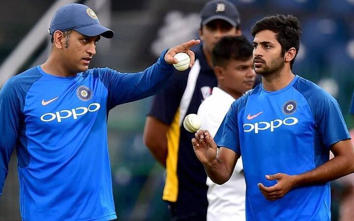 तो टीम इंडियाकडून (Team India) खेळताना परदेश दौरे आटोपून विमानाने मुंबईत येतो. त्यानंतर अंधेरी स्टेशनवर लोकलचं तिकीट काढून पालघरपर्यंत उभं राहून रेल्वेने प्रवास करतो.