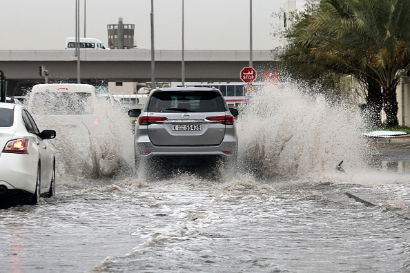 Las fuertes lluvias en los Emiratos Árabes Unidos provocan anegamientos en Dubai, advierte la policía.  Superficie visual