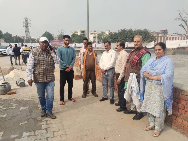 पूर्वांचल के लोगों का सबसे बड़ा पर्व छठ है. श्रद्धालुओं की सुविधा के लिए पार्किंग की जगह पर अस्थायी घाट बनाया गया है. अब तालाब में पानी भरा जाएगा.
