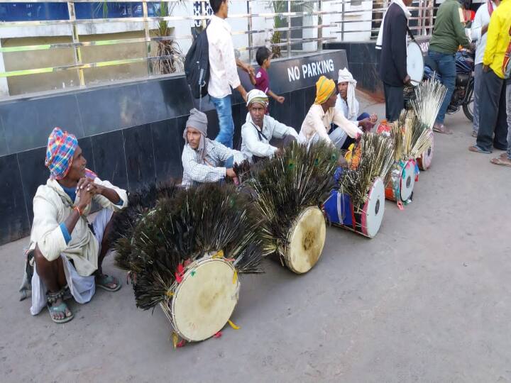 ढोलक मंजीरा बजाने वाले व्यक्ति ने आगे बताया कि पटना में ढोलक की डिमांड ज्यादा है. इस कारण हर साल बाजार सज जाता है.