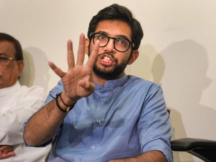 Aaditya Thackeray Case: उद्धव ठाकरे के बेटे आदित्य ठाकरे पर FIR, शिवसेना UBT के इन दो नेताओं का नाम भी शामिल, जानें मामला FIR Against Aaditya Thackeray Sunil Shinde and Sachin Ahir Uddhav Thackeray Group by Mumbai Police Aaditya Thackeray Case: उद्धव ठाकरे के बेटे आदित्य ठाकरे पर FIR, शिवसेना UBT के इन दो नेताओं का नाम भी शामिल, जानें मामला