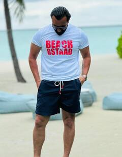 Photos: करीना कपूर ने पति Saif Ali Khan पर यूं लुटाया प्यार, वेकेशन की फोटो शेयर कर कहा- 'माय हॉट हसबैंड'